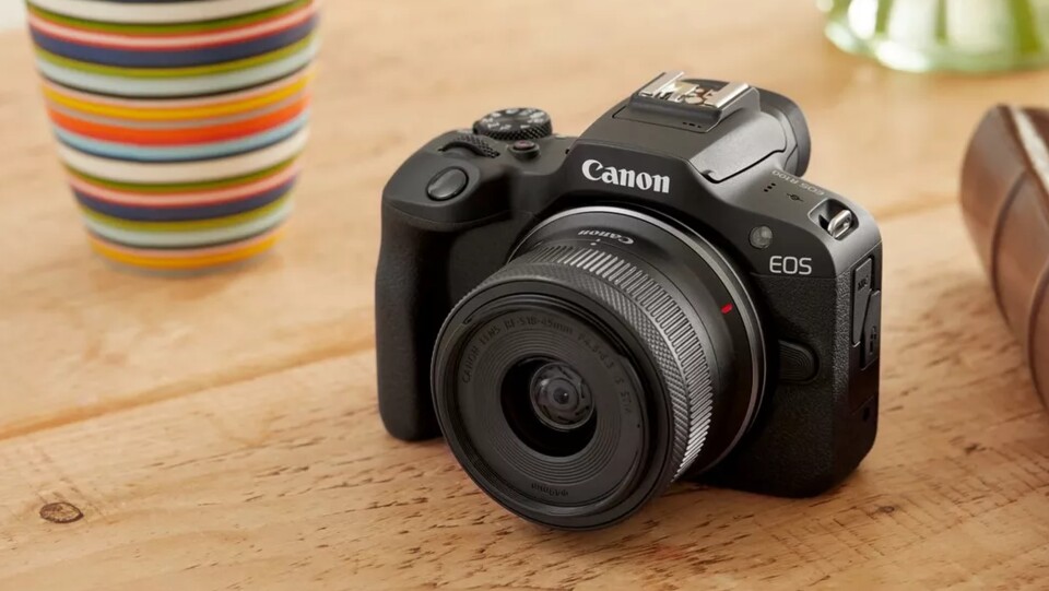 Die Canon EOS R100 ist eine der günstigsten Systemkameras, die ihr euch neu kaufen könnt. (Bildquelle: Canon)