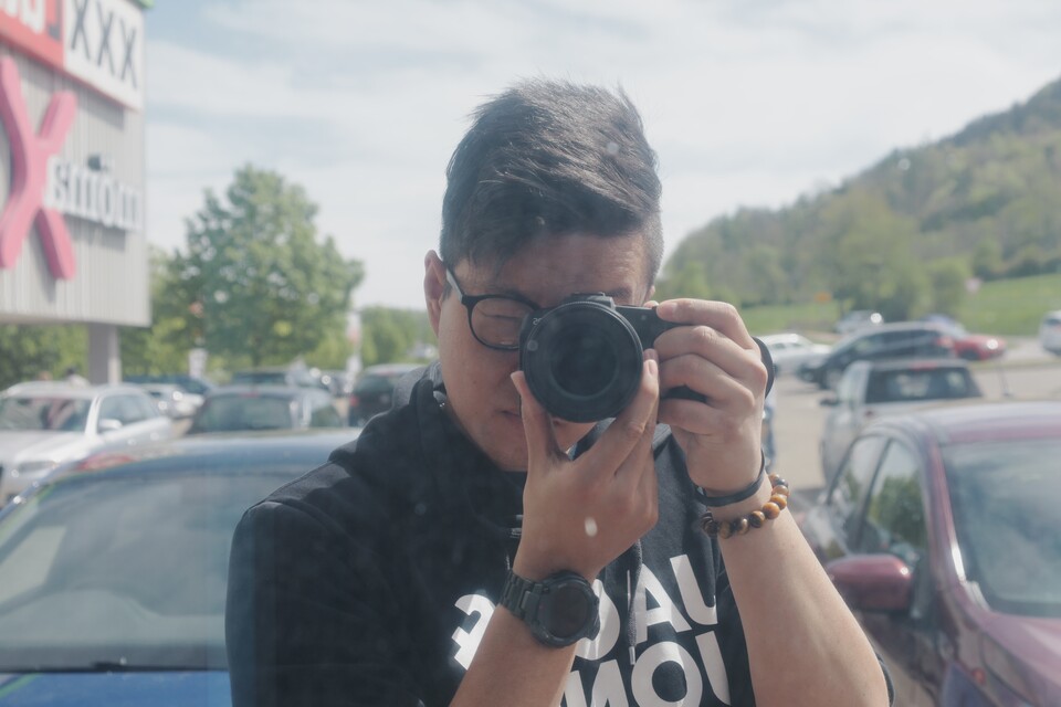 Die Kamera ist äußerst komfortabel. Die Kombination mit dem 24-105er fühlt sich sehr ausbalanciert an. Der Kontrast bei diesem Foto ist so niedrig, weil die Spiegelfolie sehr trüb war.