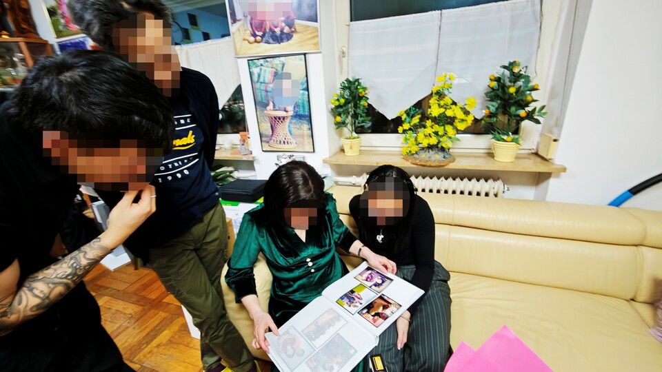 Wie in alten Zeiten: Zusammen ein Fotoalbum durchblättern. (Bildquelle: Duy Linh DinhGameStar Tech)