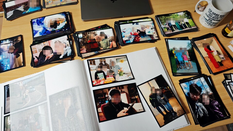 Nach dem Druck musste jedes Bild eingeklebt werden. Die Arbeit hat sich aber gelohnt. (Bildquelle: Duy Linh DinhGameStar Tech)