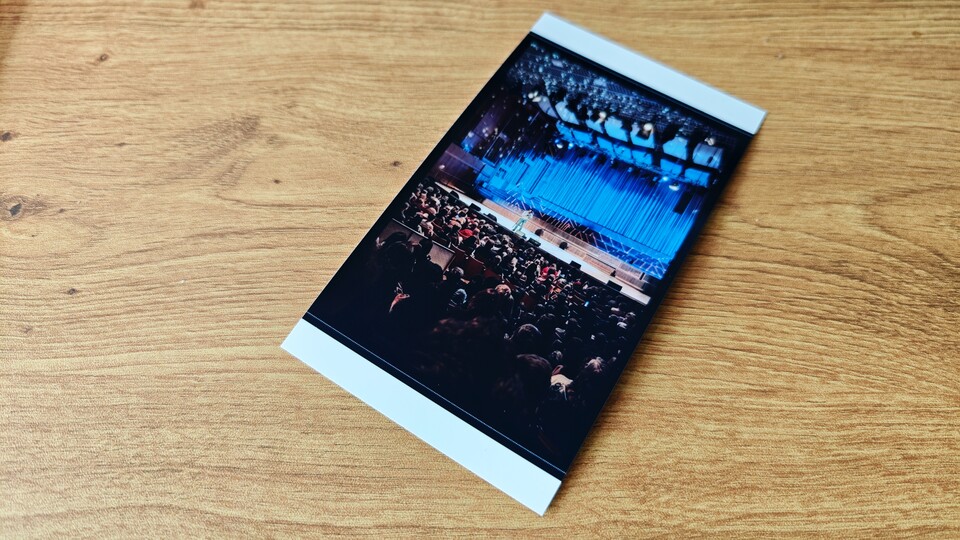 Bei jedem Foto müssen zwei Ränder abgetrennt werden. Immerhin ist dafür keine Schere notwendig. (Bildquelle: Duy Linh DinhGameStar Tech)