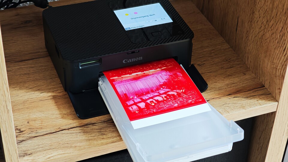 Der Canon Selphy CP1500 trägt die Farbschichten nacheinander auf. (Bildquelle: Duy Linh DinhGameStar Tech)