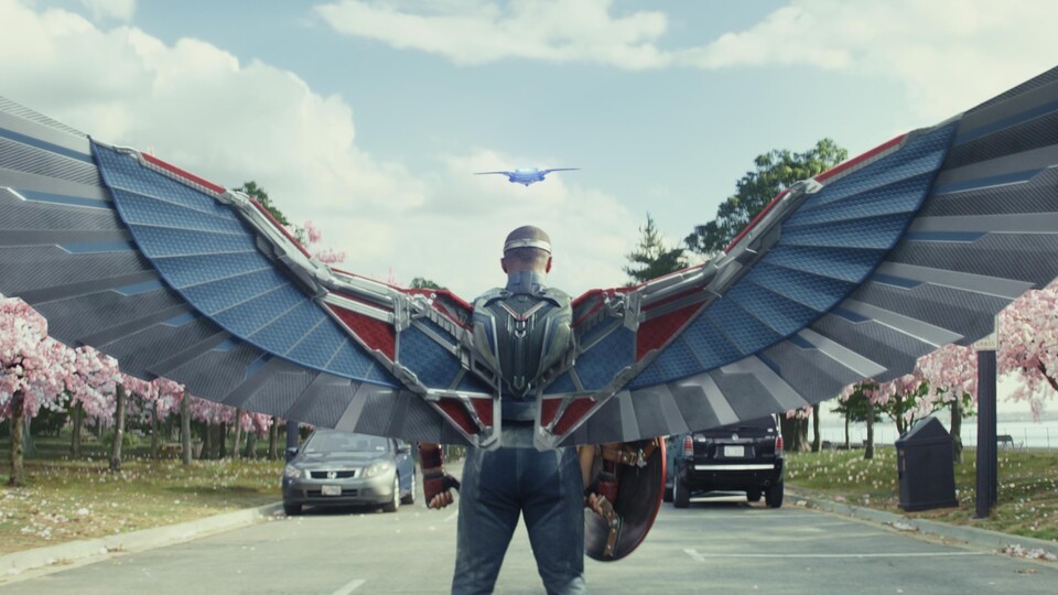 Sam Wilson ist nicht zuletzt dank seiner aus Vibranium gefertigten Flügel auch ohne Superkräfte eine echte Hausnummer. Bild: DisneyMarvel