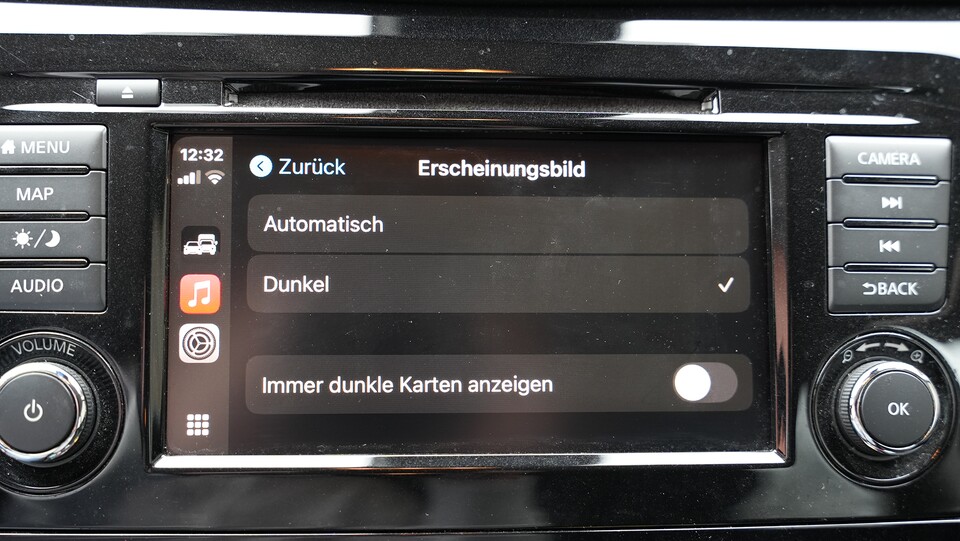 Automatisch oder dauerhaft dunkel? Das könnt ihr bei CarPlay selbst festlegen.