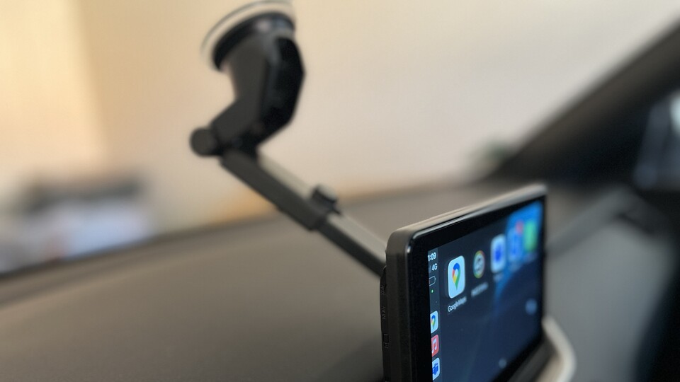 Die Halterung hat einen ausfahrbaren Teleskoparm.