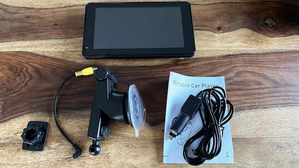 Der Lieferumfang. Nicht im Bild zu sehen: Ein AUX-Kabel mit zwei Klinken liegt ebenfalls bei.