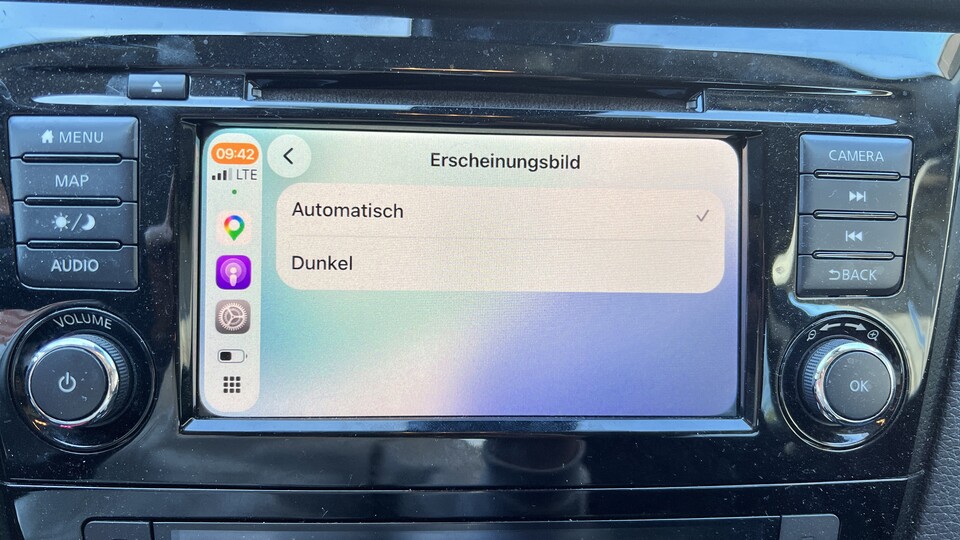 Automatisch oder dauerhaft dunkel? Das könnt ihr bei CarPlay selbst festlegen.