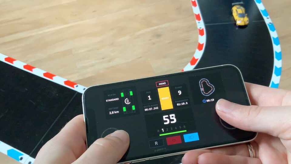 Das virtuelle Cockpit informiert über Geschwindigkeit, Reifenabnutzung, Position und Akkustand. Auch das Licht der Flitzer lässt sich einstellen.