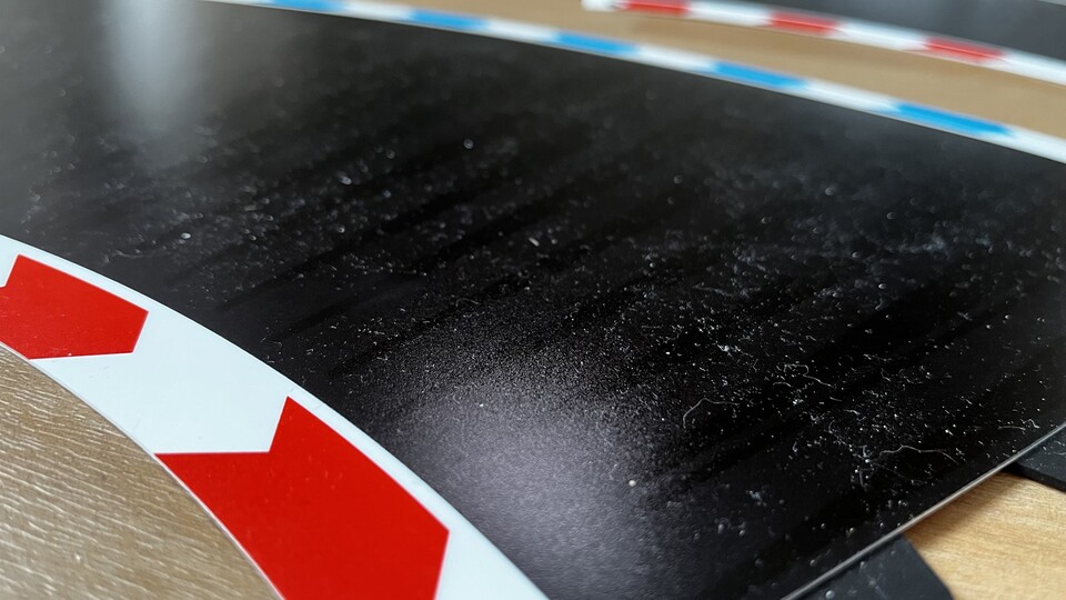 Die Streckenteile sind schön breit und leicht zusammenzustecken, aber auch anfällig für Staub und Haare.