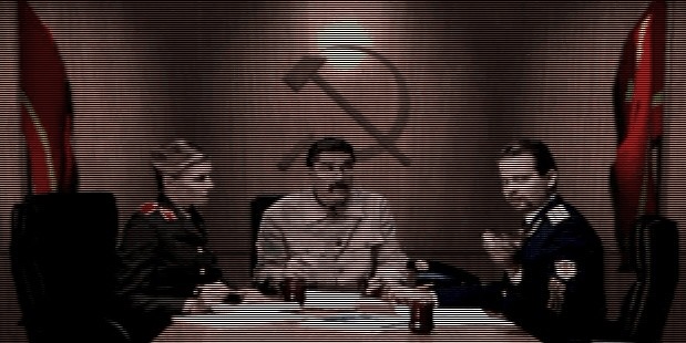 Im Zwischenfilm besprechen Stalin und seine Lakaien die nächste Mission.