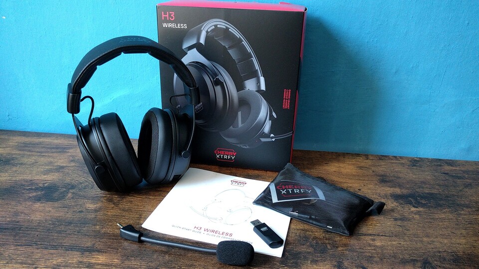 Im Lieferumfang ist neben dem Headset ein Kabel, der Dongle, ein kleines Reißverschlusstäschen und eine Anleitung enthalten. (Bildquelle: Nele WobkerGameStar Tech)