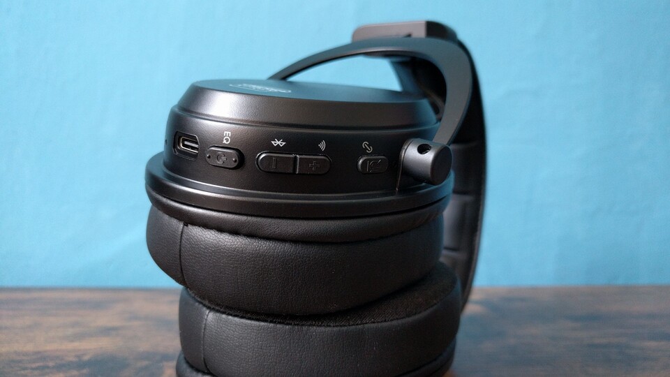 Von rechts nach links: Mute-Button, Lautstärke, EG-Mode. Je nach gewünschter Fuktion muss kurz oder für zwei Sekunden gedrückt werden. (Bildquelle: Nele WobkerGameStar Tech)