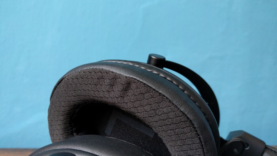 Die Ohrmuscheln lassen sich nicht drehen und flach auf den Tisch legen. Auf der Innenseite ist kein Kunstleder, sondern ein Mesh-Material. (Bildquelle: Nele WobkerGameStar Tech)