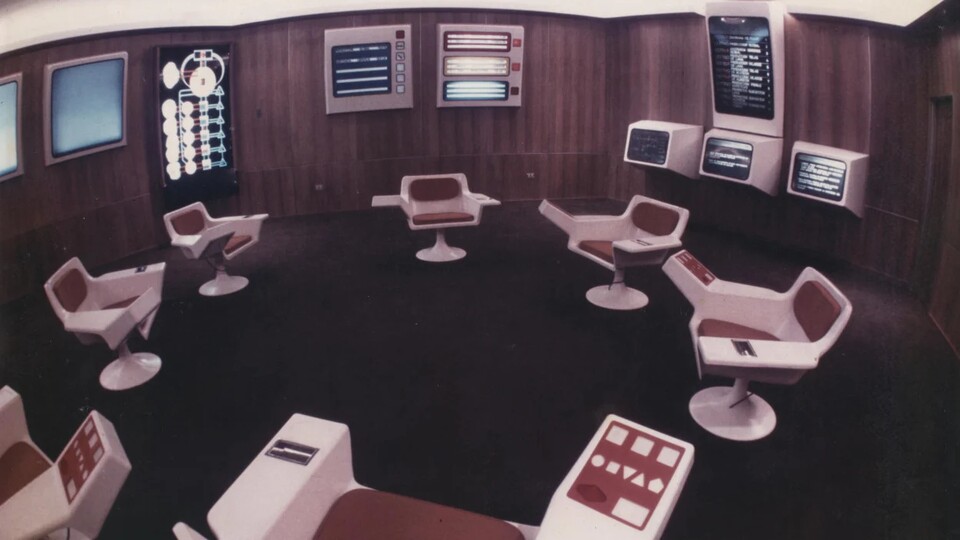 Von diesem futuristischen Kontrollraum aus hätten die Ingenieure die Daten im Blick behalten und auswerten sollen, wenn Project Cybersyn vollendet worden wäre.