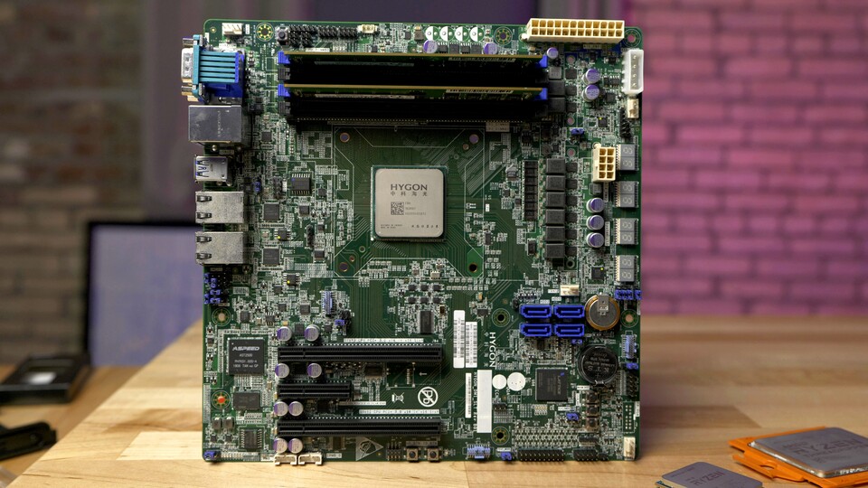 Die Löcher auf dem Mainboard für die Montage eines Kühlers entsprechen Intel-Standards, die Technik des Hygon-Prozessors stammt dagegen von AMD. (Bildquelle: Anandtech)