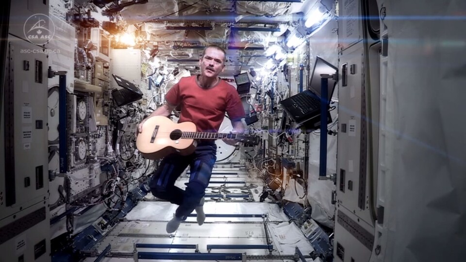 Chris Hadfield singt Space Oddity auf der ISS.