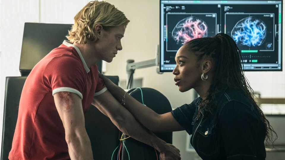 Caitlyn (Naomi Ackie) erforscht Nanozellen und soll Matt (Tom Rhys Harries) bei seinem Problem helfen. Bildquelle: Warner Bros.DC Studios