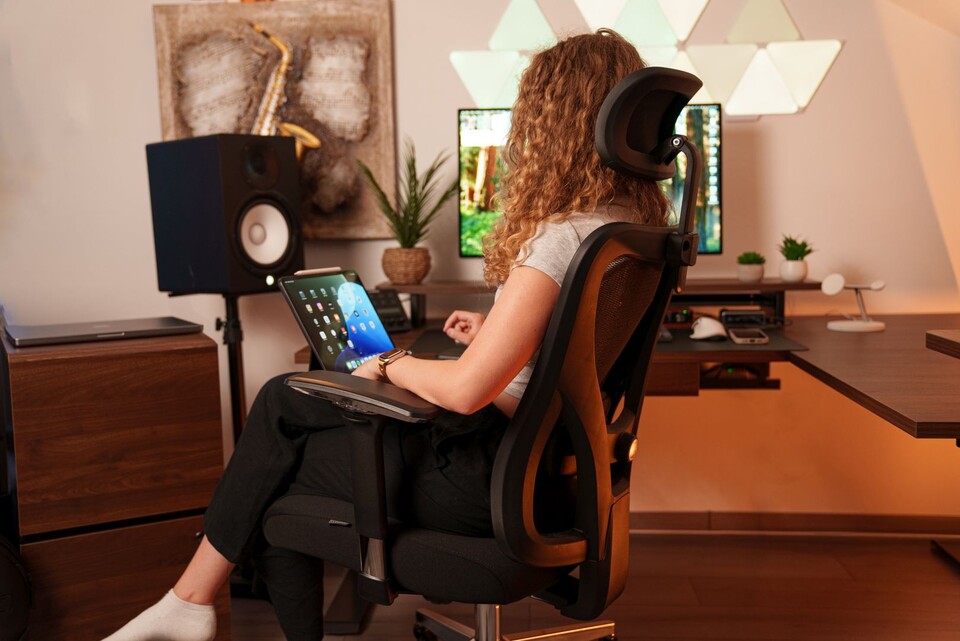 Statt auf reinen Show-Effekt zu setzen: Ein ergonomischer Bürostuhl bietet eurem Rücken die bessere Unterstützung