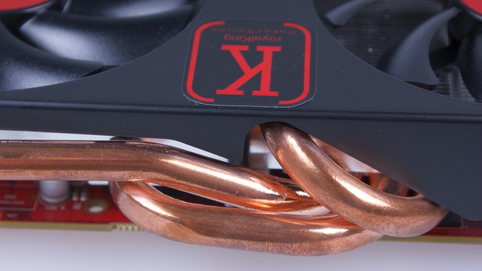 Kupfer-Heatpipes kühlen den hitzigen Tahiti-XT-Chip effektiv.