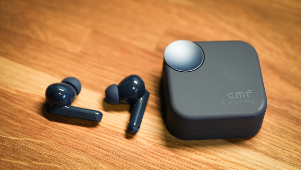 Rein optisch unterscheiden sich die CMF Buds 2 Plus nicht von anderen In-Ears. Lediglich das Ladecase mit seinem Drehrad sticht hervor. (Bild: GameStar Tech)