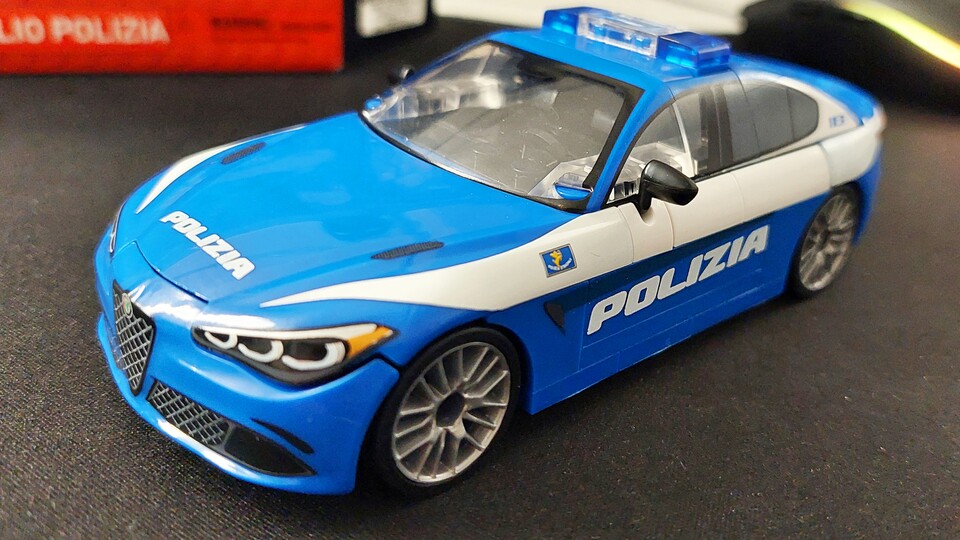 Per Tamponverfahren werden die Steine bei Cobi sehr detailliert bedruckt. Wenn man genau hinschaut, kann man bei diesem Auto sogar die kleine Plakette lesen: »Polizia Stradale«
