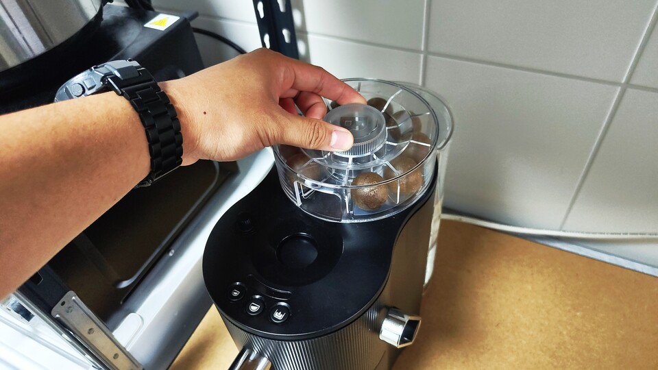 Der Dispenser wird gedreht, bis eine Kugel hinausrollt.