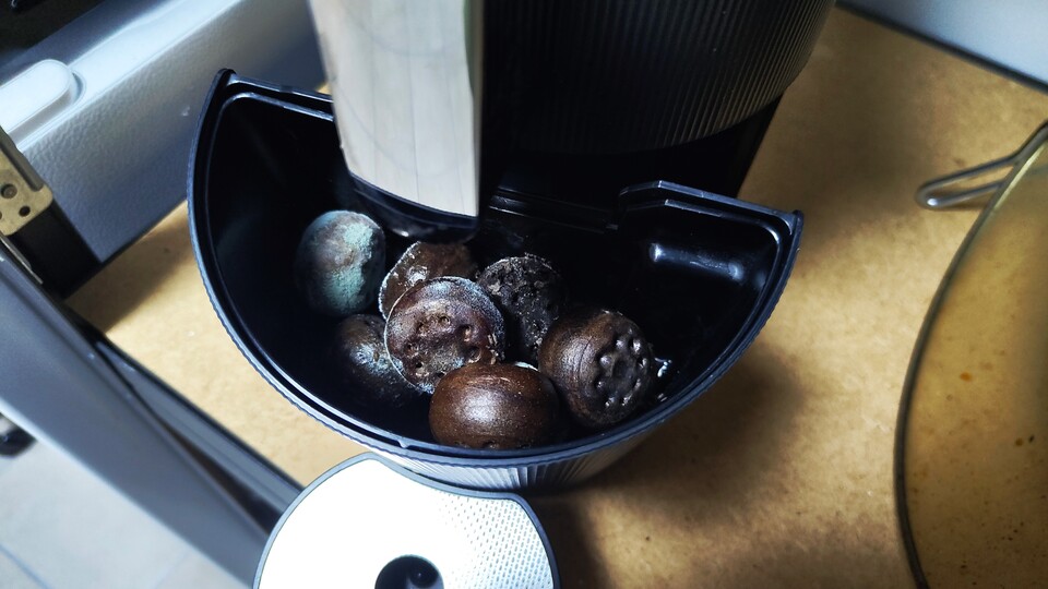 So sieht ein voller Behälter nach etwa einer Woche aus. Es ist also besser, den Container zu leeren, bevor die Meldung erscheint, wenn ihr nicht so häufig Kaffee trinkt.