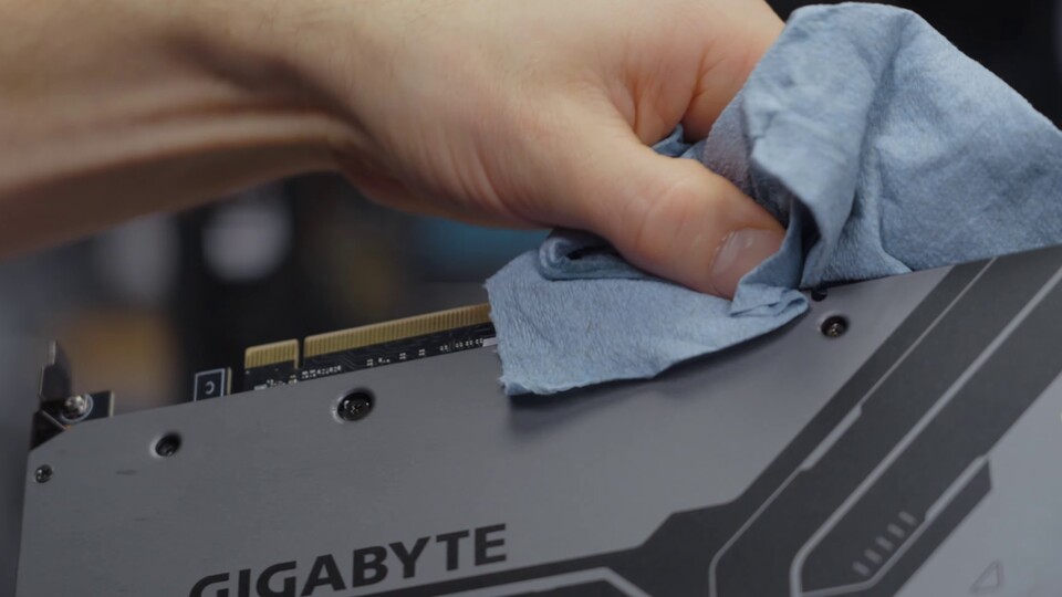 Zunächst gilt es, die ausgelaufene Flüssigkeit mit Tüchern soweit möglich zu entfernen. (Bild: Linus Tech Tips)