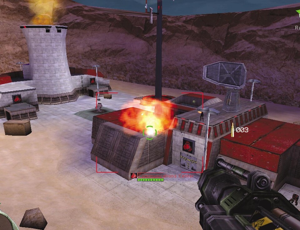 Strategie-Veteranen erkennen sofort das Kraftwerk und die Kommunikationszentrale (rechts) aus Command & Conquer. Action-Fans halten einfach drauf.