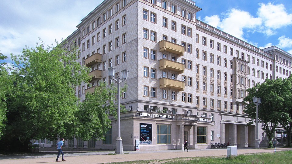 Das Computerspielemuseum in Berlin feiert seinen 20. Geburtstag. Hier in der Karl-Marx-Allee 93 residiert es allerdings erst seit 2011.