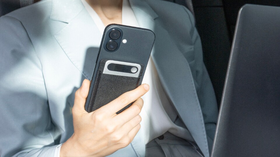 Der Comu Action Pro kann sowohl mit einer Hülle als auch mit Magsafe-Technik ans Handy geklippt werden. (Bildquelle: Comu)