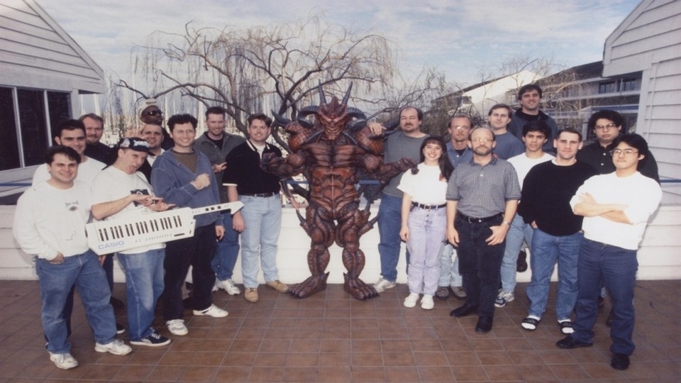 Gruppenbild mit Teufel: Dieses Teamfoto entsteht Ende 1996. Zu diesem Zeitpunkt wurde Condor bereits in Blizzard North umgetauft. Links von Diablo steht David Brevik, während sich Erich Schaefer auf die andere Seite des Höllenfürsten getraut hat. Max Schaefer sitzt hinten rechts auf der Mauer.