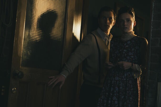 Das junge Ehepaar Warrens weckt bei einem ihrer ersten Fälle einen wütenden Dämon. Bildquelle: Warner Bros.