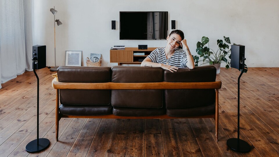 Die kleinen Satelliten-Lautsprecher könnt ihr überall unterbringen - an der Wand, auf dem Regal, der Couch oder Standfüßen.