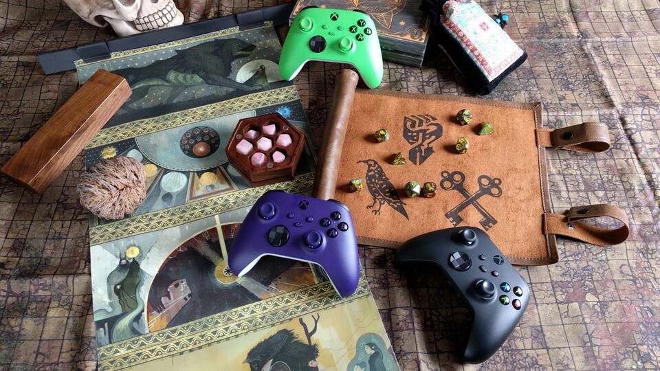 Der Xbox Wireless Controller ist in vielen Farben und ohne Schnickschnack zu bekommen. Man beachte außerdem bitte, wie unauffällig ich Dragon Age in diesem Bild untergebracht habe.^^
