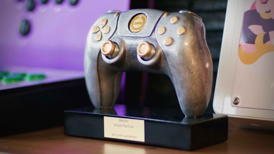 Individualisierte Controller- oder Maus-Trophäen eignen sich nicht nur für Paare. Durch den anpassbaren Wunschtext kann man dieser Auszeichnung jede beliebige Bedeutung geben. (Bildquelle: Duy Linh Dinh, GameStar Tech)