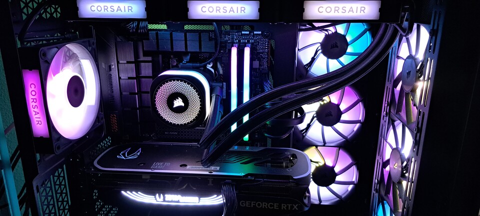Maximale Kühlflexibilität: Das Corsair 6500D Airflow bietet euch Platz für bis zu 13 Lüfter und große Radiatoren an allen Seiten.