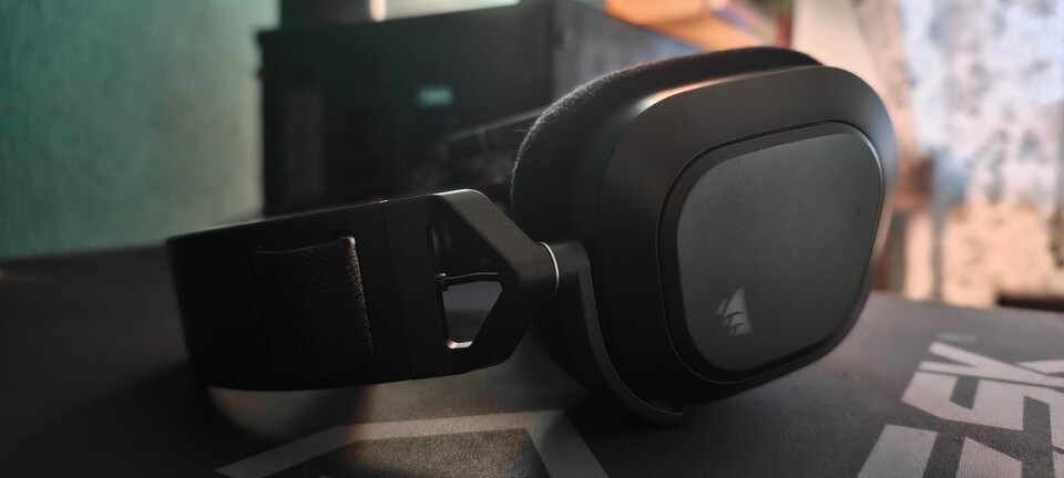 Edles Design trifft auf robuste Verarbeitung: Das Corsair HS80 Max Wireless macht dank des verstärkten Aluminiumbügels auf jedem Schreibtisch eine gute Figur.