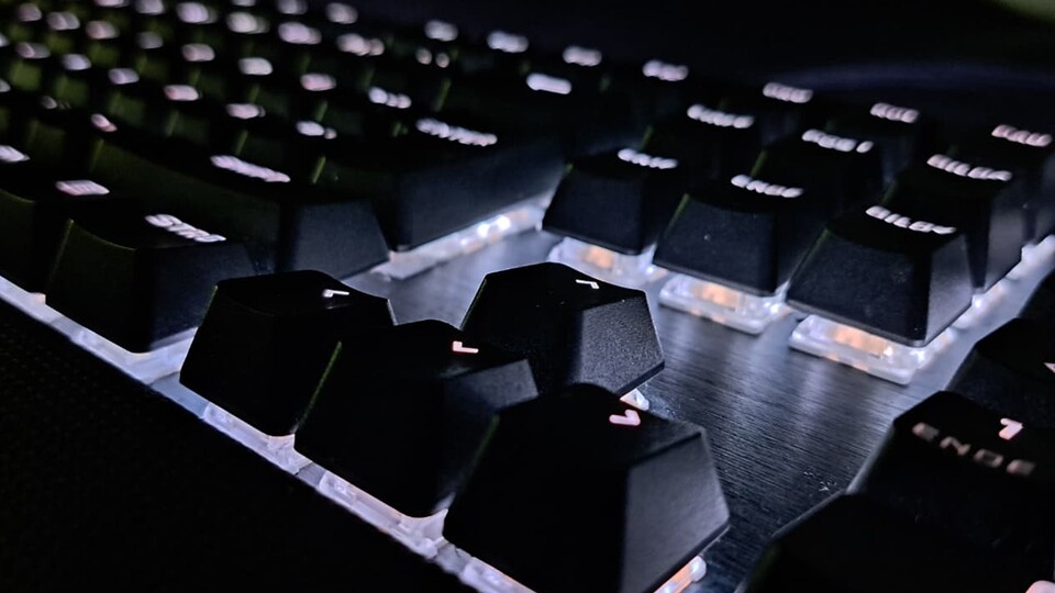 Ein echter Hingucker ist auch die Tasten-Beleuchtung der K100 RGB: Mit der iCUE-Software habt ihr Zugriff auf unzählige Farben und Farbmodi!