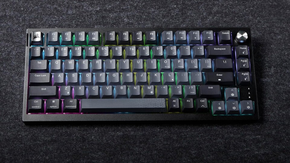 Das 75%-Layout der Corsair K65 Plus Wireless spart Platz, ohne auf Komfort oder essenzielle Features zu verzichten.