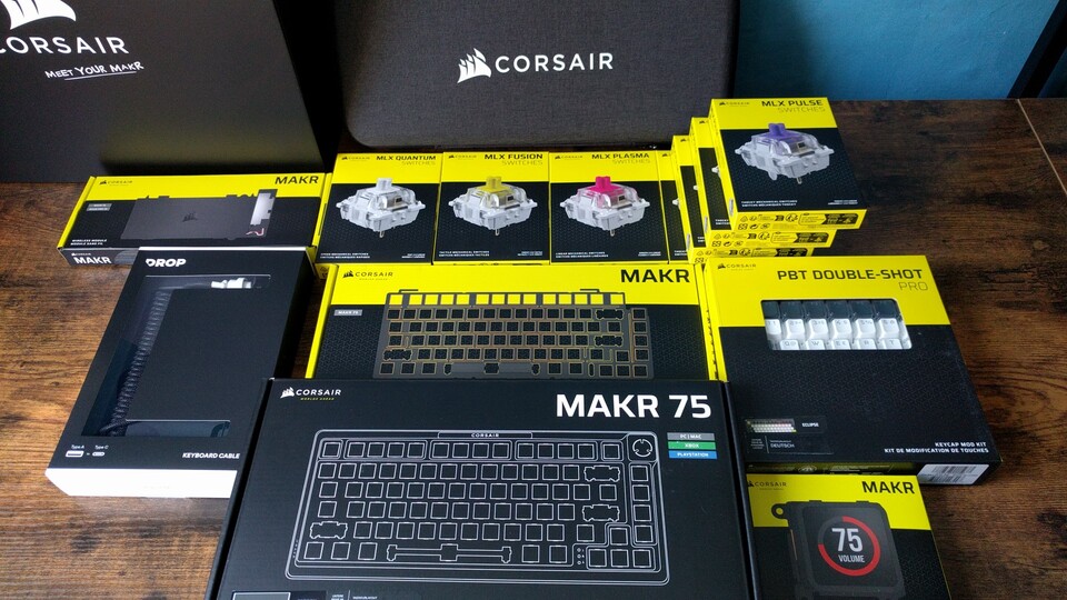 Hier zu sehen ist alles, was Corsair ins Paket packt. Von den Schaltern-Sets (32 Schalter pro Set) hinten im Bild werden nur die MLX Pulse viermal geliefert. MLX Fusion (gelb), Plasma (pink) und Quantum (grau) sind je nur einmal dabei. (Bildquelle: Nele WobkerGameStar Tech)
