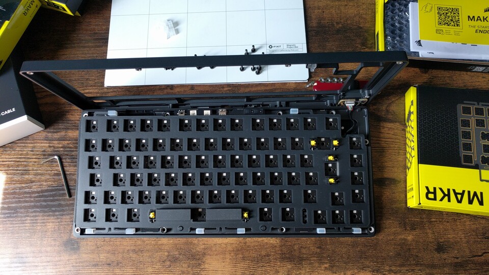 Zu Beginn muss das Gehäuse aufgeschraubt werden. (Bildquelle: Nele WobkerGameStar Tech)