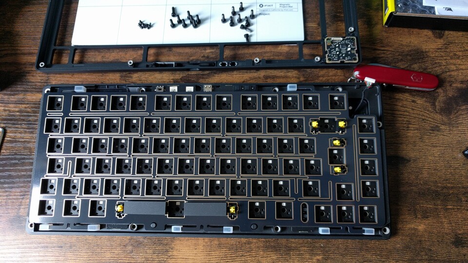 Ich habe die PC-Switchplate gegen die beiliegende aus FR4 getauscht. (Bildquelle: Nele WobkerGameStar Tech)