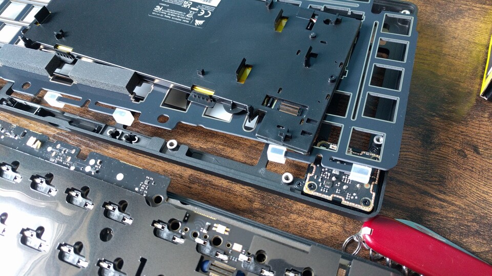 In diesem Schritt wird das Wireless-Modul inklusive Akku eingesetzt. (Bildquelle: Nele WobkerGameStar Tech)