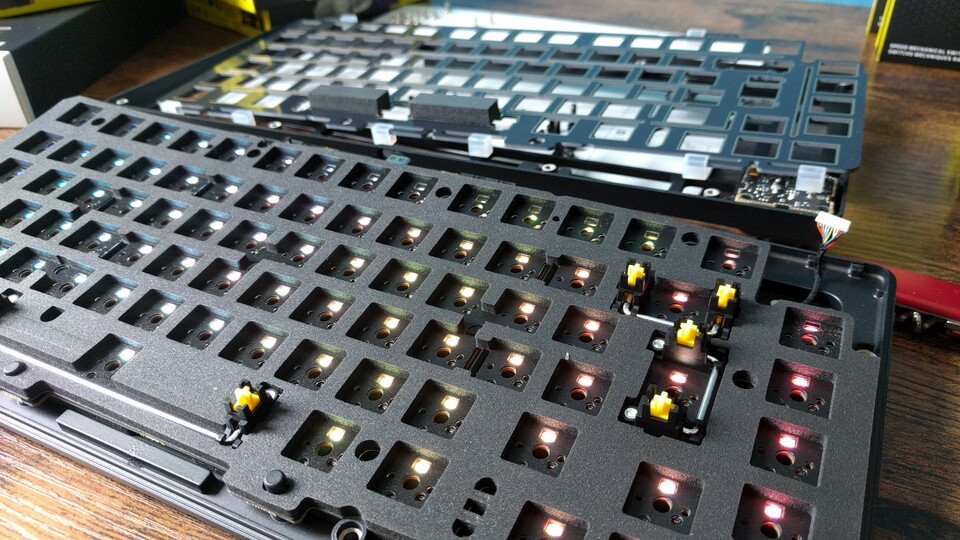 Die Tastatur kann bereits in diesem Zustand eingeschaltet werden und leuchtet standardmäßig. (Bildquelle: Nele WobkerGameStar Tech)