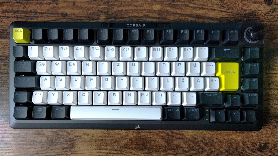 Die fertig zusammengebaute Corsair MARK 75 kann sich sehen lassen, auch wenn die Optik sich von klassischen Custom-Keyboards unterscheidet. (Bildquelle: Nele WobkerGameStar Tech)