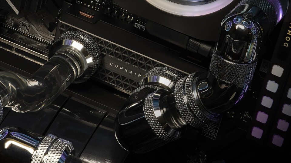 Fertig verbaut sieht die Corsair SSD wirklich schick aus – genau das Richtige für protzige Vitrinen, bei denen das Geld keine Rolle spielt.