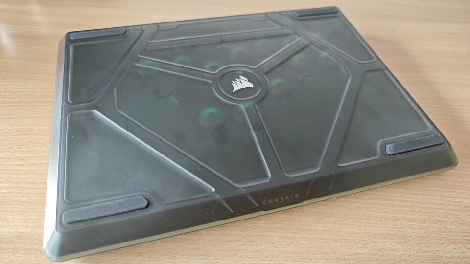 Das habe ich auch noch bei keinem anderen All-Button-Controller gesehen: Der Corsair Novablade Pro kommt mit einer Abdeckung für den Transport, um die Tasten zu schützen. Voll sinnvoll! (Bildquelle: Duy Linh DinhGameStar Tech)