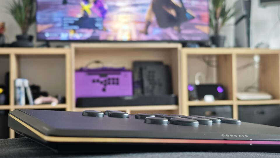 Es gibt bisher nur wenige Controller dieser Art, die kabellos sind. Der Corsair Novabalde Pro (primär in diesem Artikel
abgebildet) und der 8Bitdo All-Button-Arcade-Controller gehören zu den ersten. (Bildquelle: Duy Linh DinhGameStar Tech)