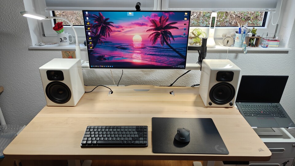 Mein neuer Arbeitsplatz mit noch nicht optimal verlegten Kabeln.